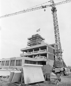 858718 Gezicht op de in aanbouw zijnde nieuwe brandweerkazerne Hoofdwacht burgemeester De Ranitz (Vliegend Hertlaan 15) ...